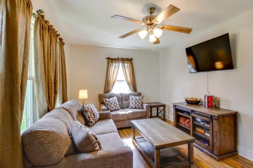 Tullahoma House | Lakes, Whiskey & More! Charming Home in Tullahoma
