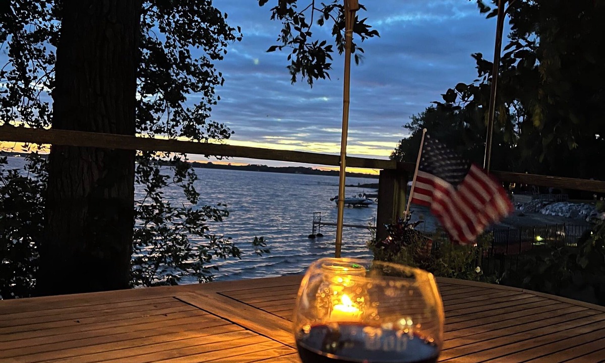 Alburg Cottage | Lakeside 3 Bedroom Cottage - Kayaks, swimming and Spectacular Sunsets