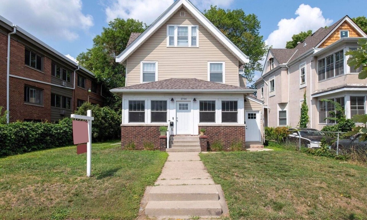 Whittier House | Land of 1000 Lakes. Downtown Minneapolis. Sleeps 4. Fully Furnished.