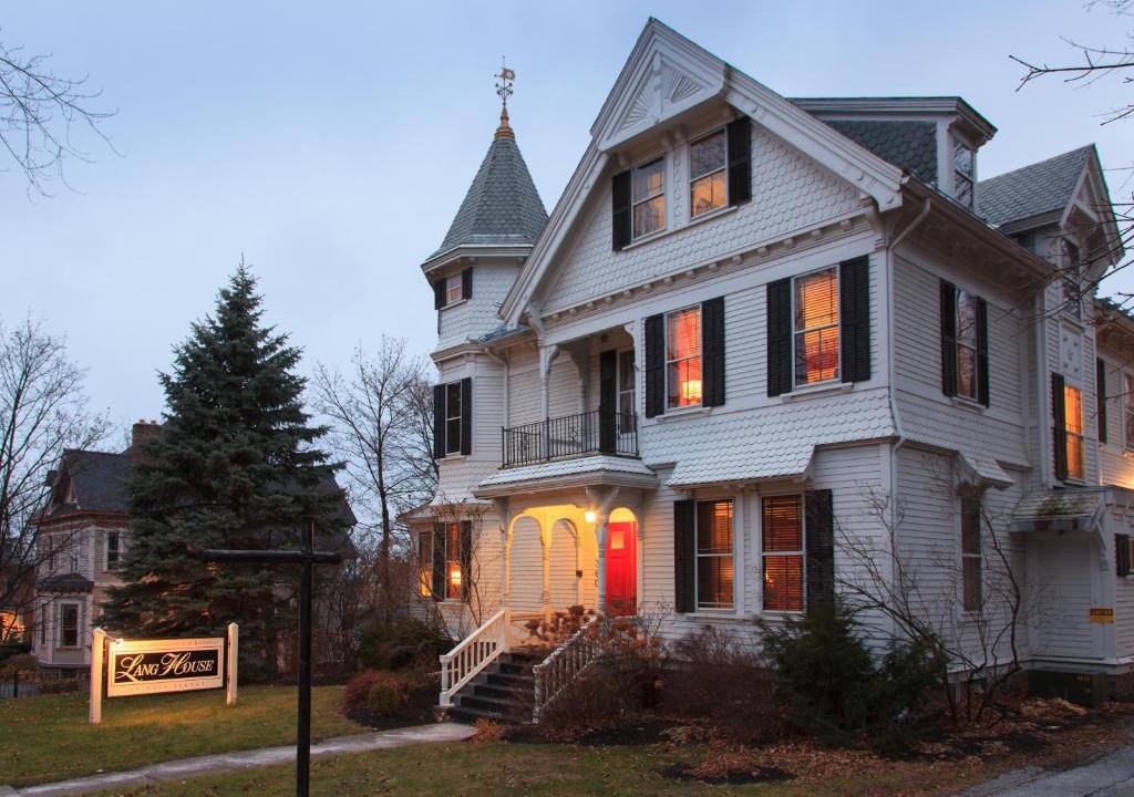 Burlington Bed & Breakfast | Lang House on Main Street Bed & Breakfast
