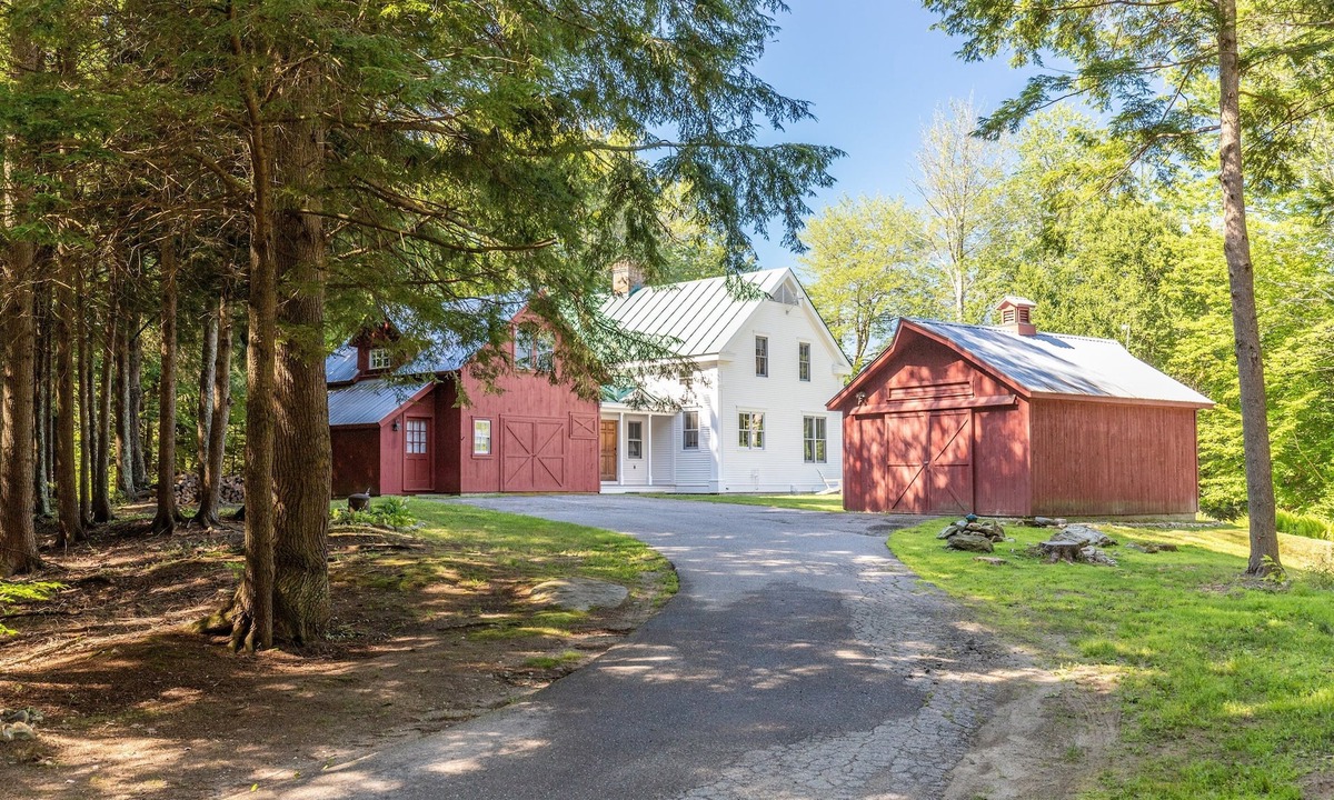 Moscow House | Large Modern Farmhouse on top of the hill! 2 Miles from Stowe Village