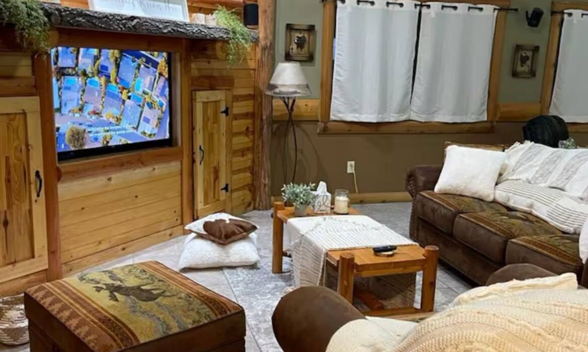 Eau Claire House | Legacy farm waterfront horse farm with 3bedroom in a barn complex in Eau Claire.