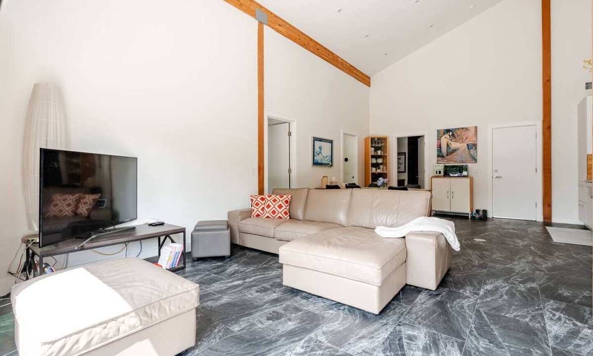Clyde Hill House | Light & Bright 2BR - 2Baths, Fenced Garden, WIFI, Pet friendly, July 20-31 %