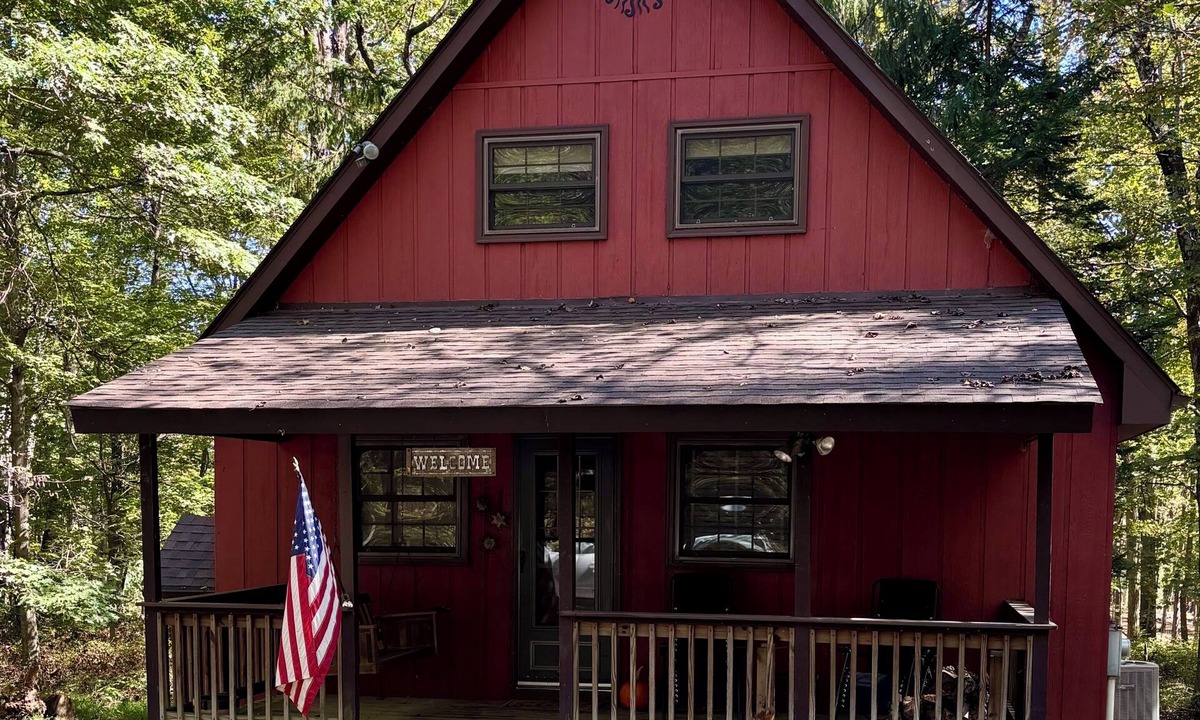 Berkeley Springs Cabin | Little Red Cabin in Coolfont Mountainside Community, Berkeley Springs, WV