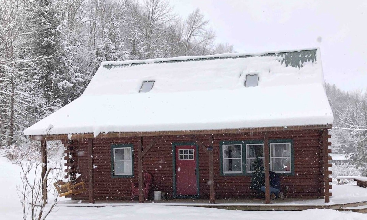Jeffersonville Cabin | Log Cabin - Dog Friendly, Near Disc Golf & Hiking