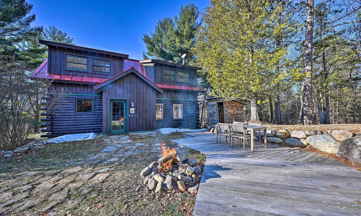 Wilmington Cabin | Log Cabin in Wilmington w/New Hot Tub By Skiing!