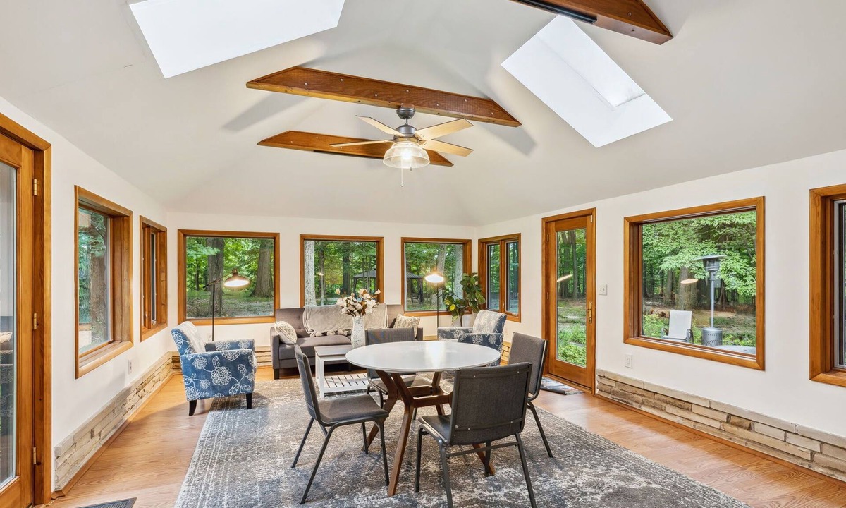 Richmond Heights House | Log Cabin - Natures Oasis - Fire Pit & Gazebo