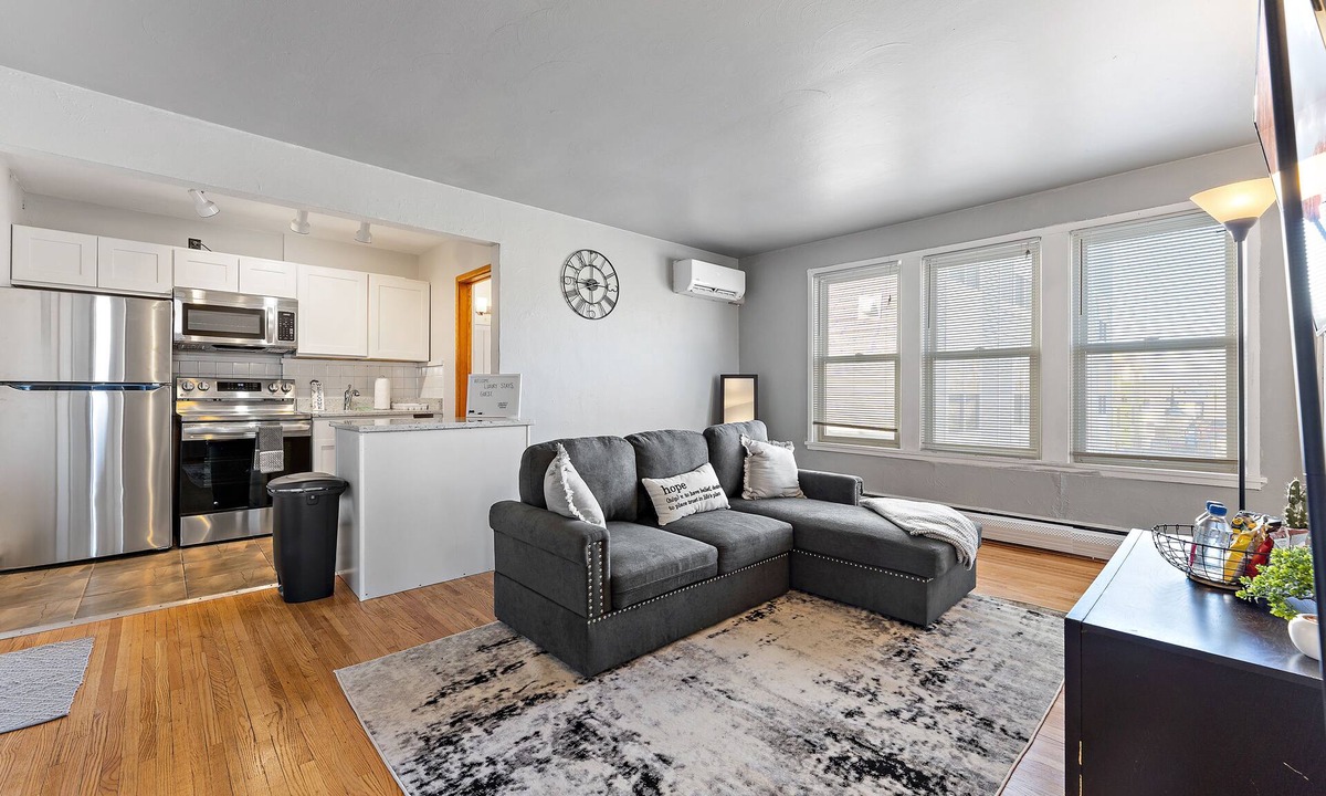 Union Park Apartment | Lovely 2 Bedroom Rental Blocks Away From Allianz!