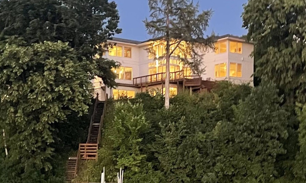 Mound House | Luxurious 3BR /4BA Home on Beautiful Lake Minnetonka