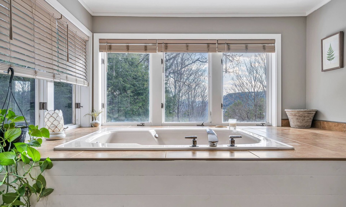 West Hartford House | Luxurious 4-bedroom 3.5-bathroom mountain side home That sleeps 8