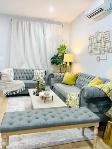 Walkerville Apartment | Luxurious High Ceiling, King Bed, indoor parking