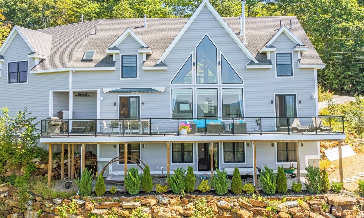 Campton House | Luxurious Spacious 6-bedroom House. Best Views, Hot tub. Waterville Estates!