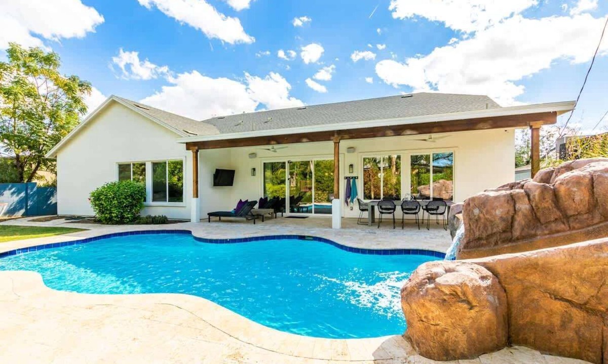 Camelback East House | Luxury Arcadia Resort w/2 King Suites & Salt Pool