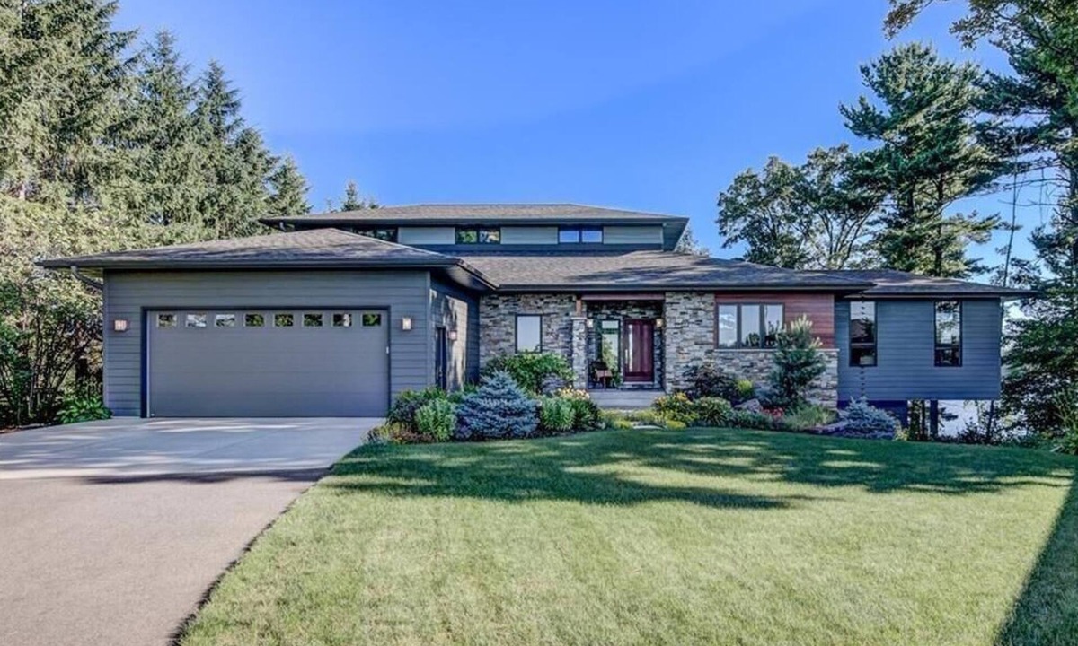 Chippewa Falls House | Luxury Lake Home on Lake Wissota