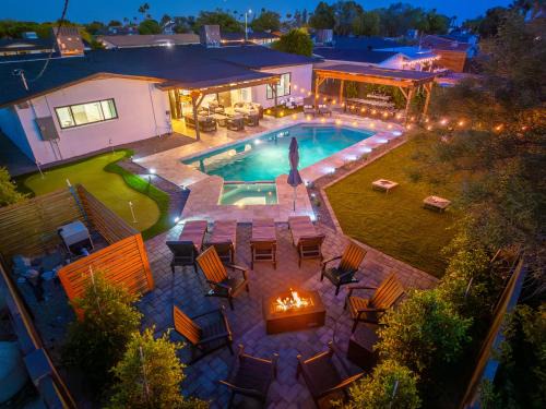 Trail West House | LuxuryOasis HtdPoolHotTubFire PitGolf OldTown