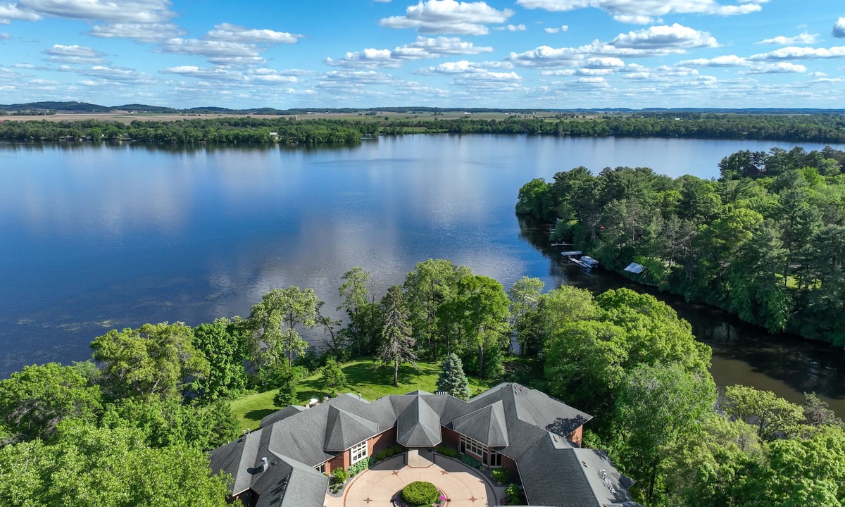 Tainter Lake House | Mansion on Lake Tainter. Sleeps 20-28 guests. Jacuzzi tub,private en-suite rooms