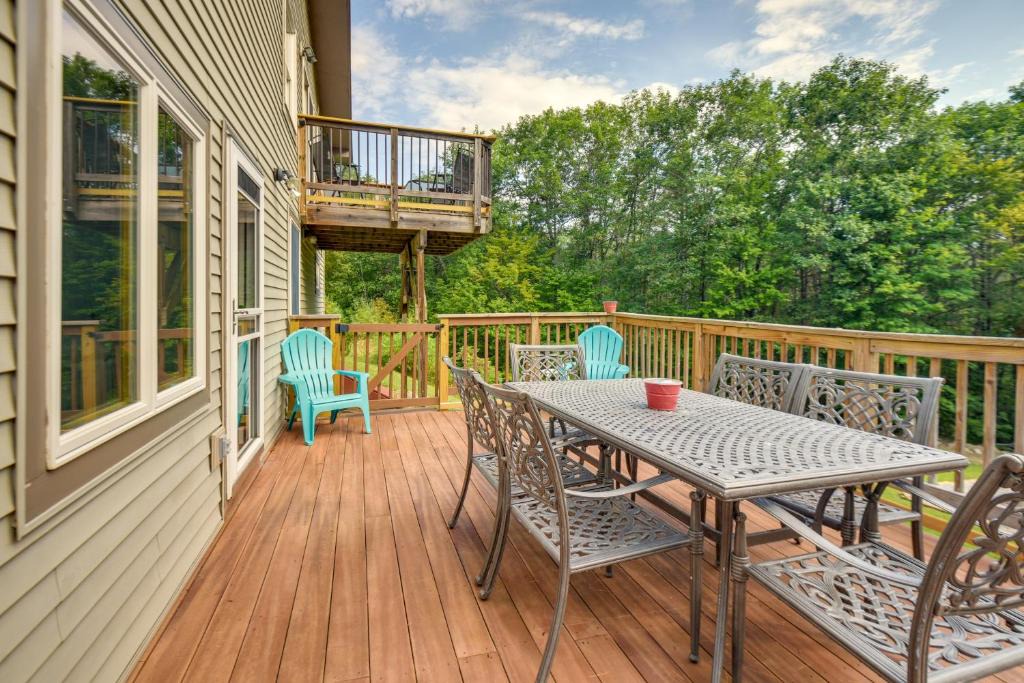 Meredith House | Meredith Home with Deck 6 Mi to Lake Winnipesaukee!