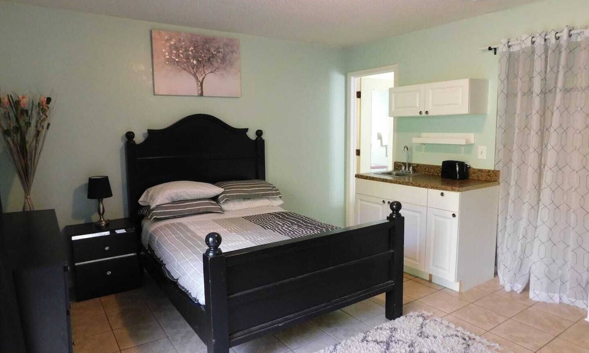 Clearwater Apartment | Midterm Room by Safety Harbor w/Private Bath & Entry