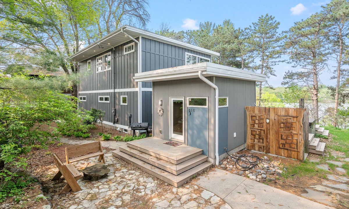 Roseville House | MINNeSTAY* Blue Heron Haven | Lake Home | Hot Tub