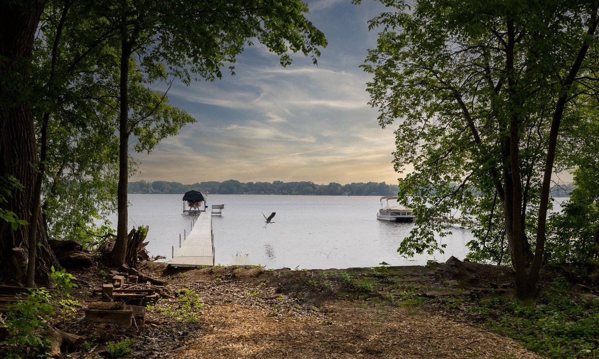 Plymouth House | MINNeSTAY* Cottage on Medicine Lake