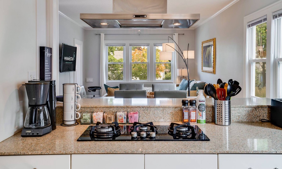 Powderhorn House | MINNESTAY* Jewel of Standish ★ Backyard Sauna ★ Steam Shower ★ Work From Home