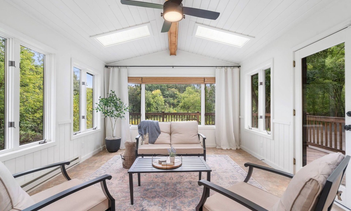 Minnetonka House | MINNeSTAY* Woodland Hollow