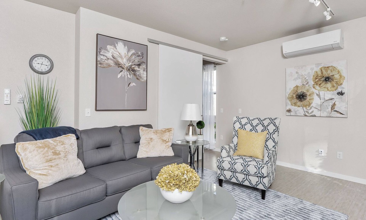 Kingfield Apartment | Modern 1-Bd Apartment#Desk#Fast WiFi#Walk to Uptown#Keurig+Coffee#Roku TV