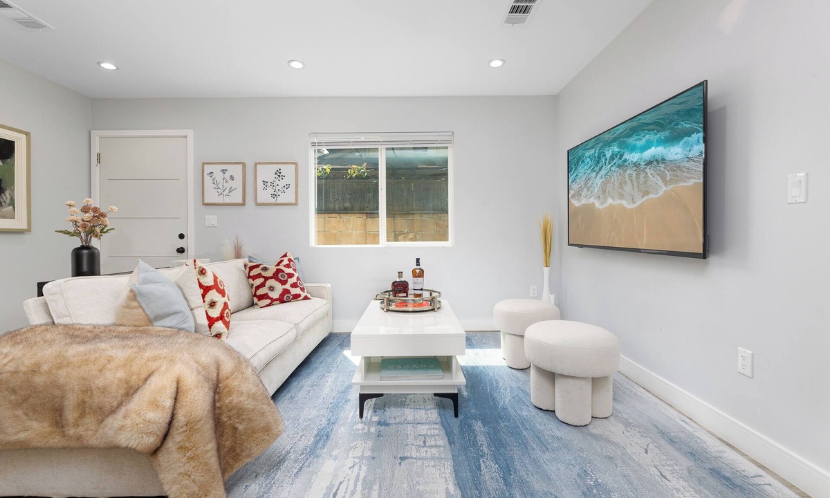 Granada Hills House | Modern 2-Bed Perfect for Extended Stays!