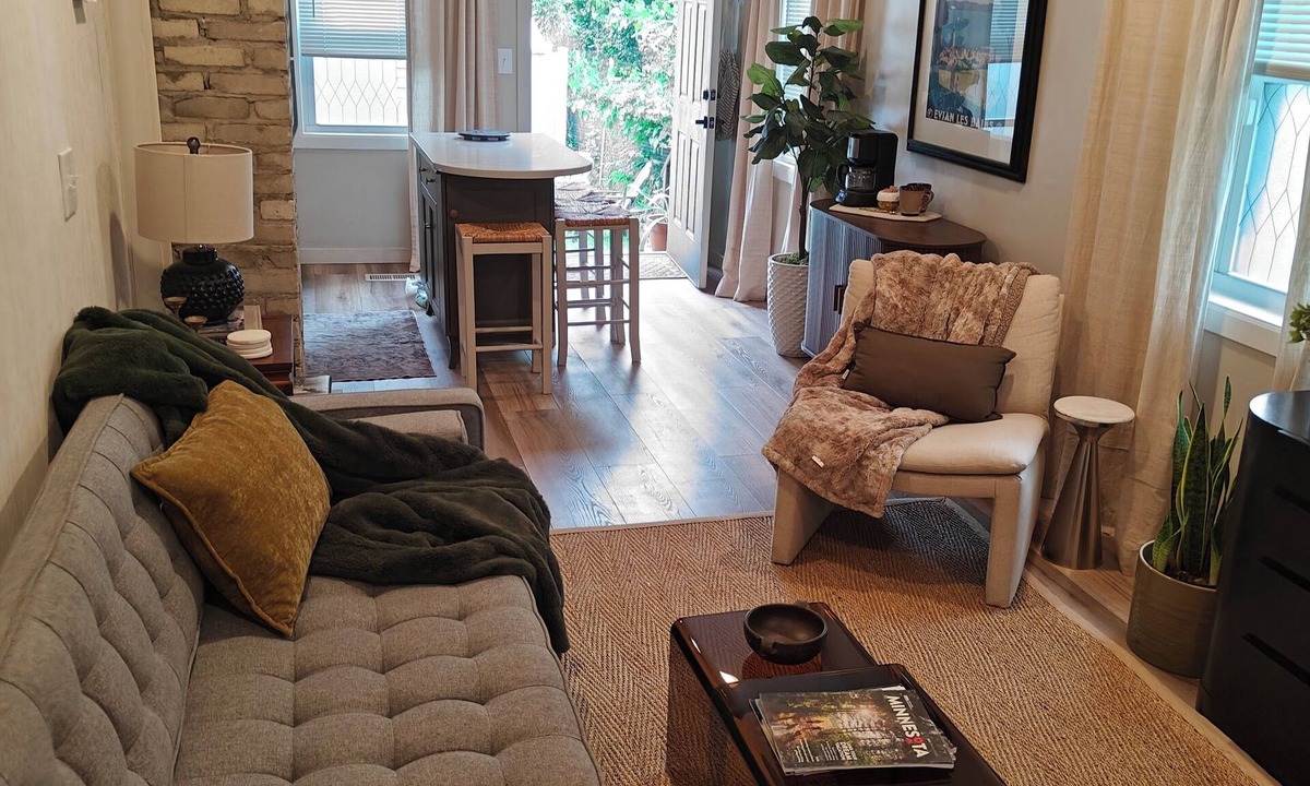 Payne - Phalen House | Modern City Home, WI-FI, Privacy, 1-mile downtown St Paul