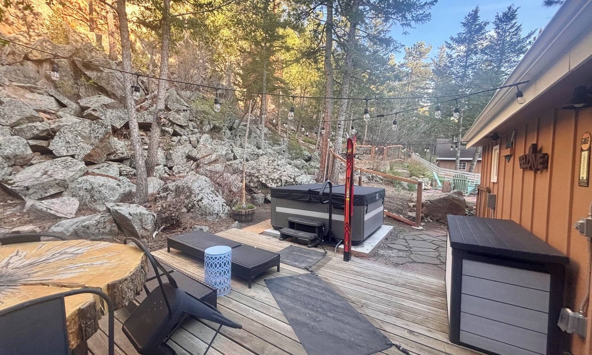 Lyons Cabin | Modern Cozy Mountain Cabin with Private Hot Tub Treehouse Fire Pit