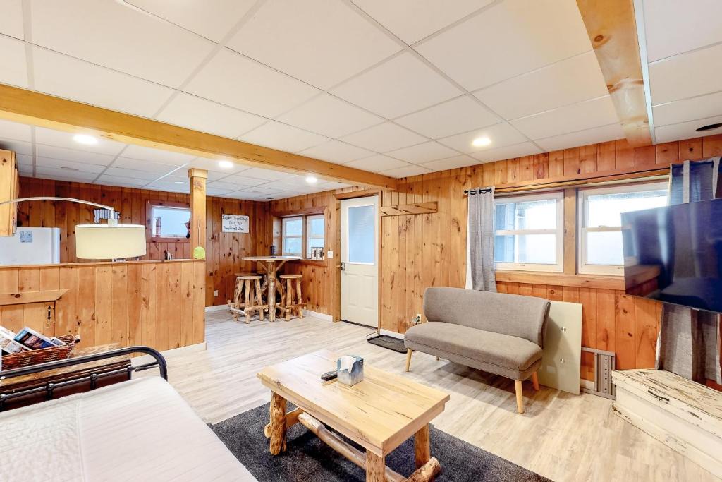 Montgomery Center Apartment | Modern Log Chalet - Lower Unit