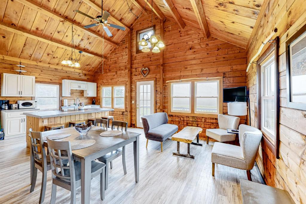 Montgomery Center Apartment | Modern Log Chalet - Upper Level