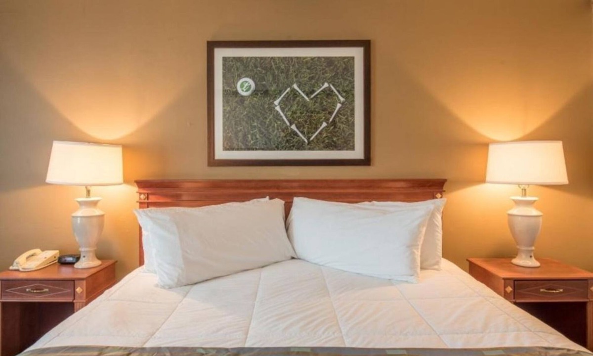 Cheat Lake Apartment | Modern Studio at Lakeview Golf Resort w Pool