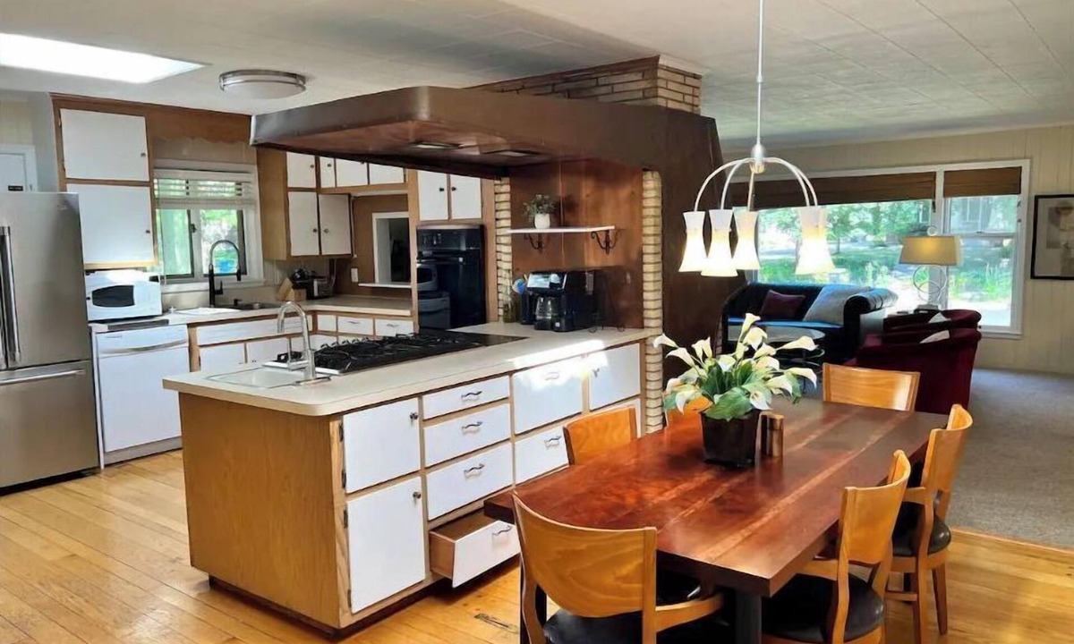 Linden Hills House | Morningside mid century near restaurants & lakes