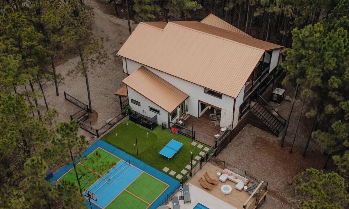 Pickens Cabin | NEW Luxury Private Pool, Pickleball, Mini Golf, Outdoor Cinema