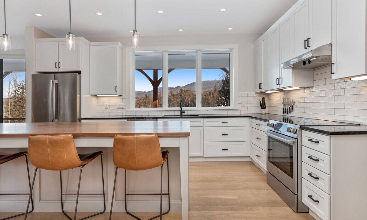 Moscow House | New Modern Farmhouse: 4 private acres, 360º Mtn View, Btwn Mtn & Village