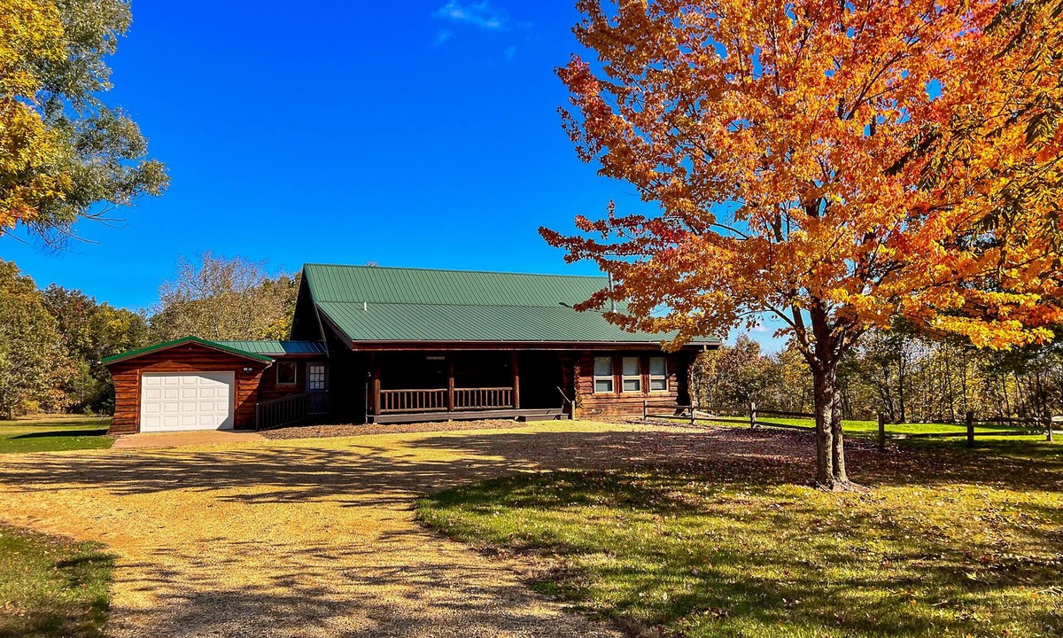 Arkansaw Cabin | NEW! - Must See True Log Home - Longview Haven