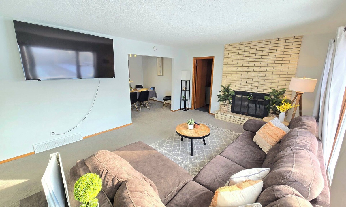 St. Paul House | New Sauna! St Paul, Mall of America, Spacious, Pool Table, Foosball Table