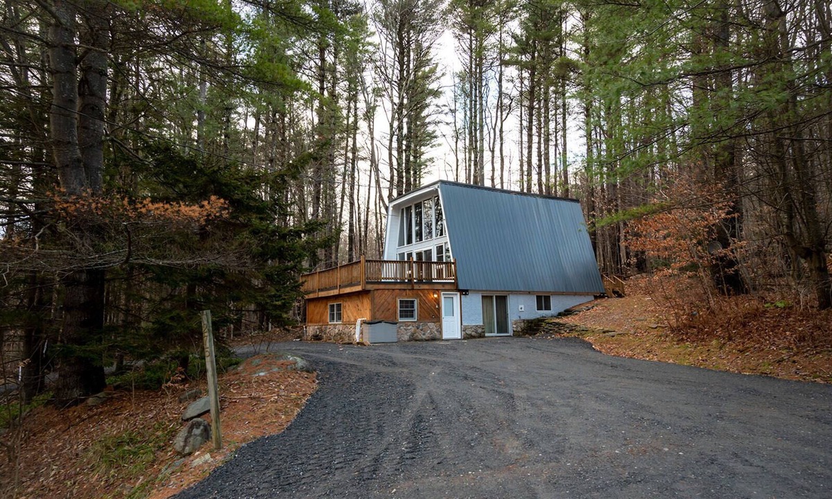 Wardsboro Ski Chalet | Newly renovated family friendly Chalet minutes to skiing!