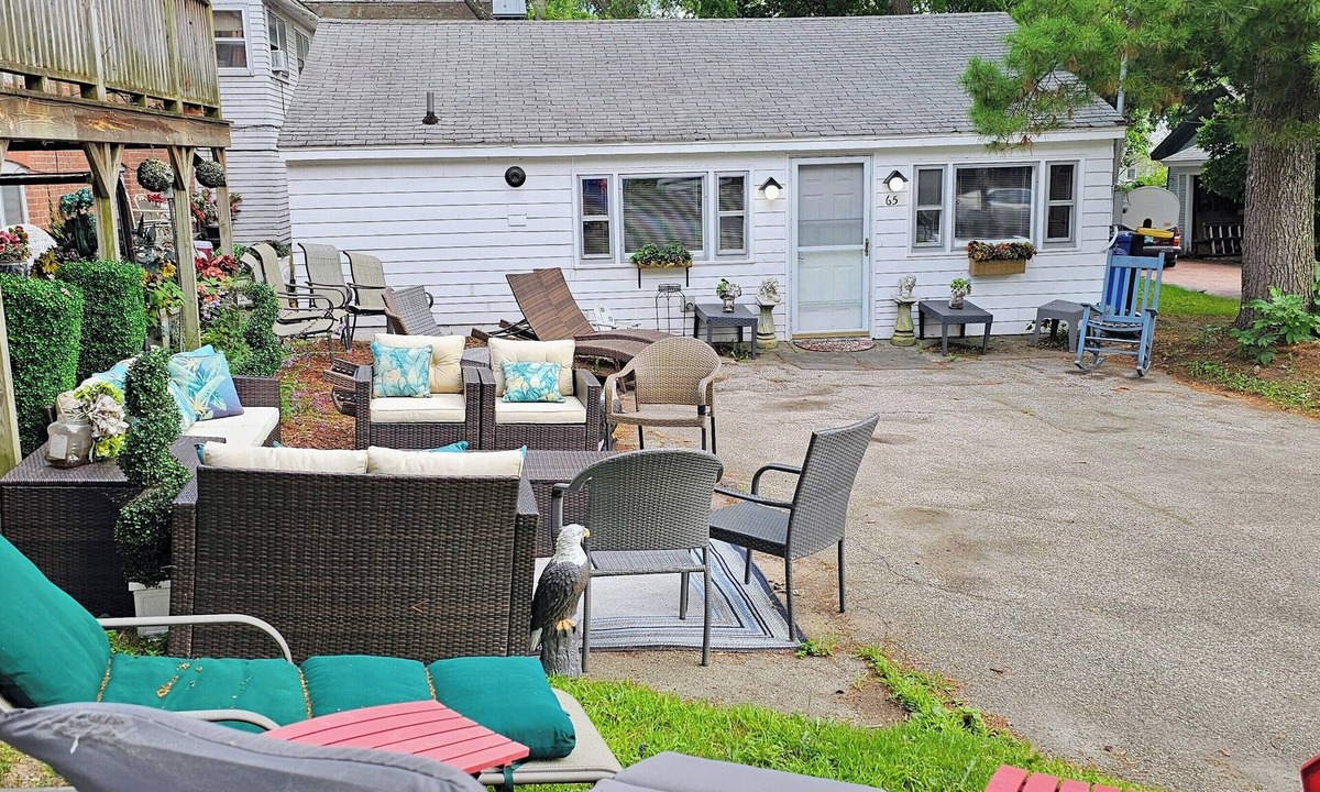South End House | Newly Updated Cozy Home ~ Located Downtown, UVM, Hospital Includes 8 Bikes!