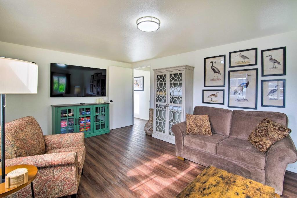 North Bend House | North Bend Home w/Cornhole Court & Putting Green