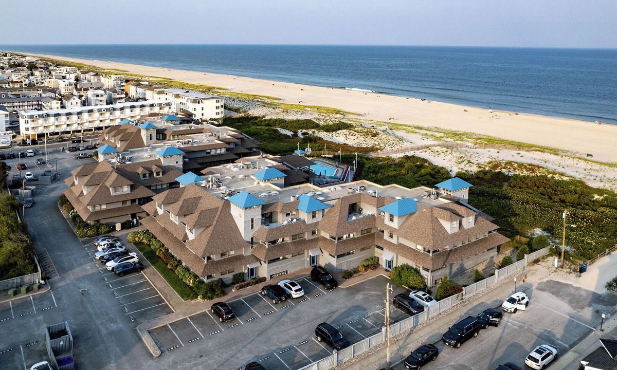 Ship Bottom Condo | Oceanfront 3 bed 2 bath Condo, Pool, Pvt Bch Access