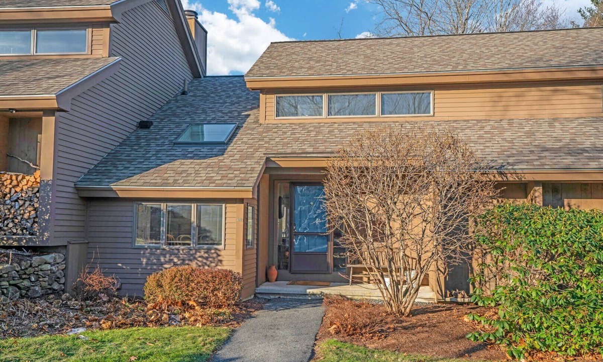 West Hartford Condo | On Golf Course, Views! Spacious! - Landmark 2C