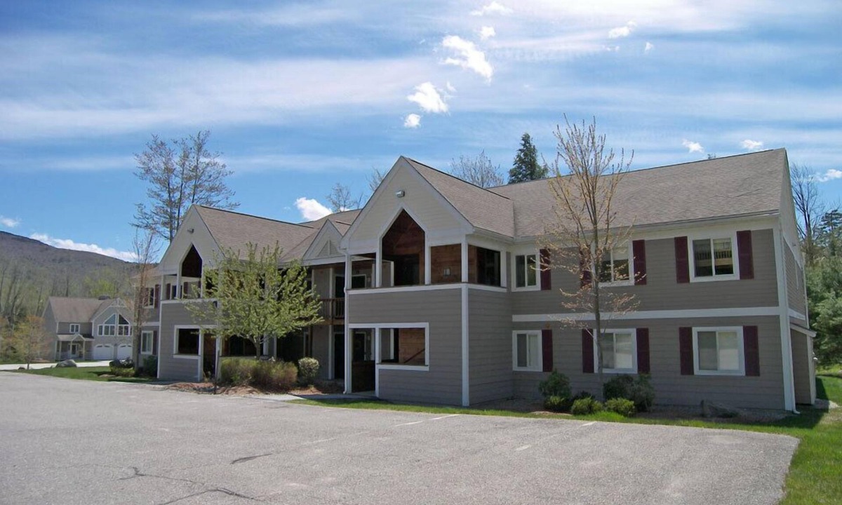 Lincoln Condo | Open concept, comfy, AC/FP, woods view, deck, swim club. F5008 by LRS