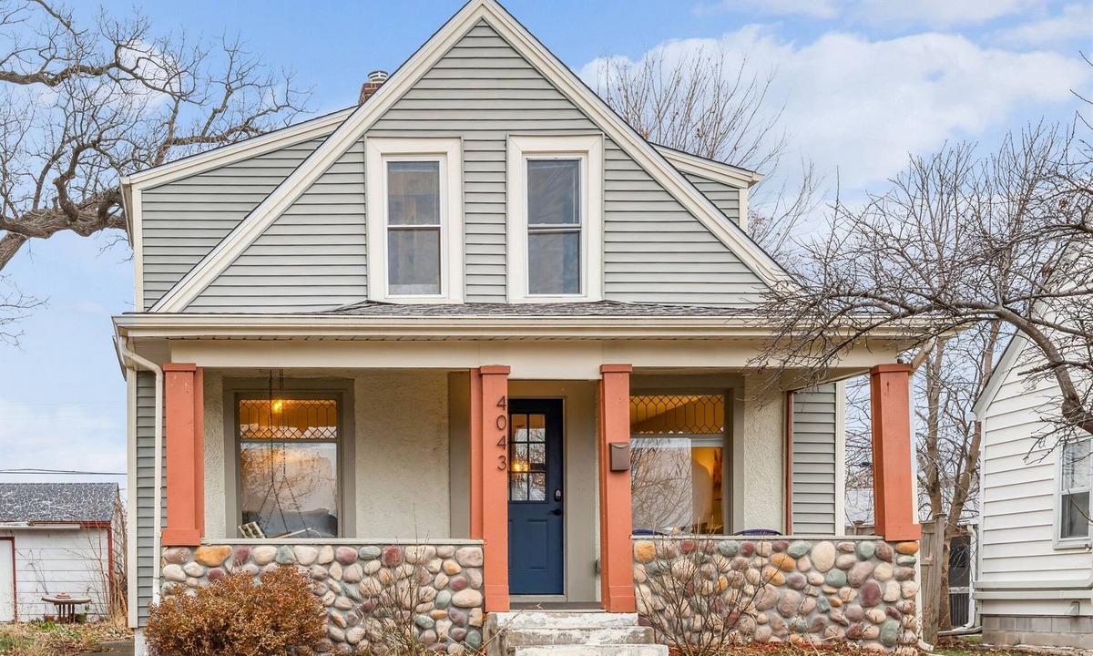 Powderhorn House | Orange Blossom House 10 Minutes from Downtown MPLS Blocks from Light Rail
