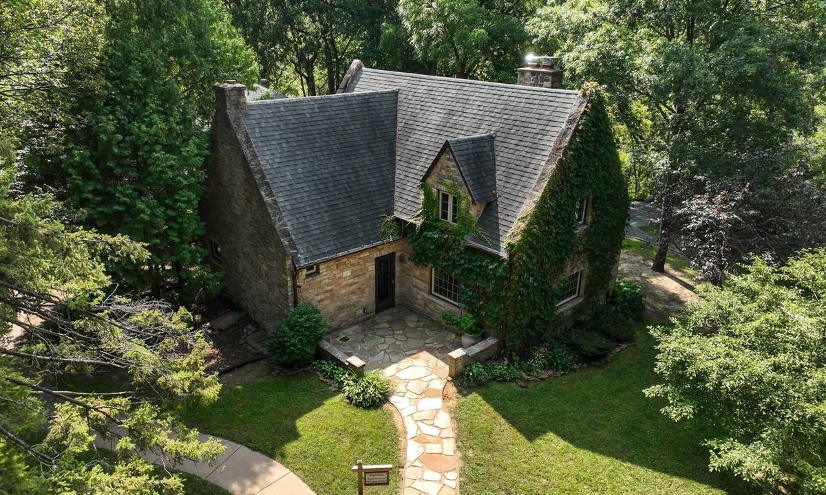 Altoona House | Otter Creek Manor - Oversized 3bd, 1.5 Ba. 3 acres, creek access.