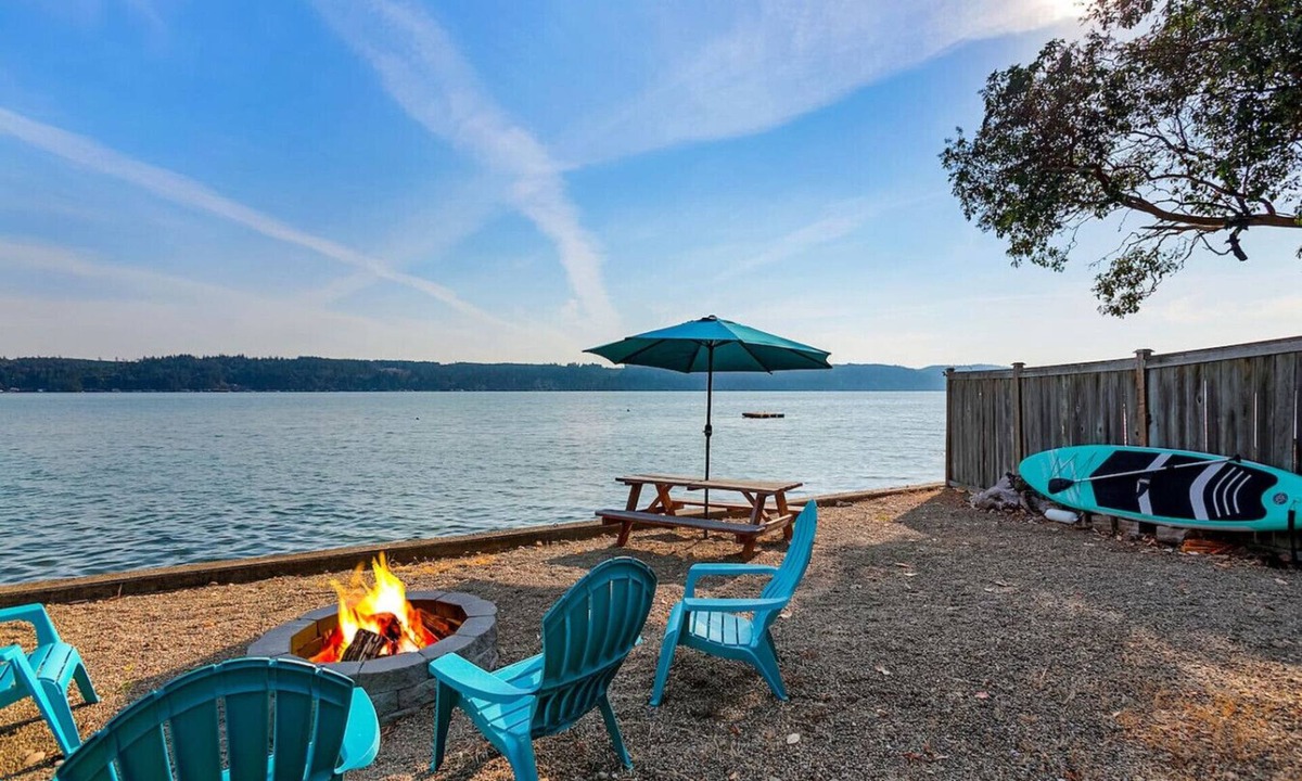 Belfair House | Oyster Pine Retreat - Waterfront w/Hot Tub & Kayak