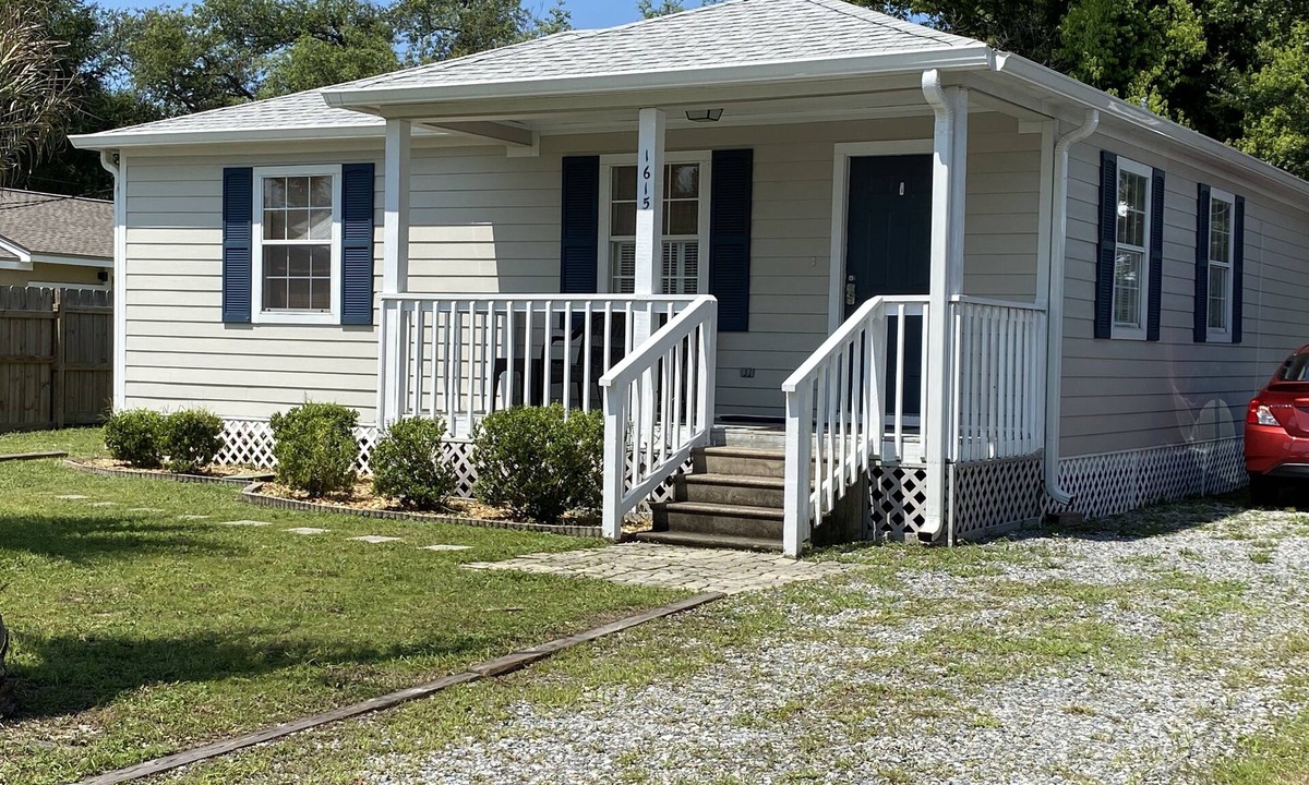 Lakeside Cottage | Panama City Florida Cottage to relax with friends and family!