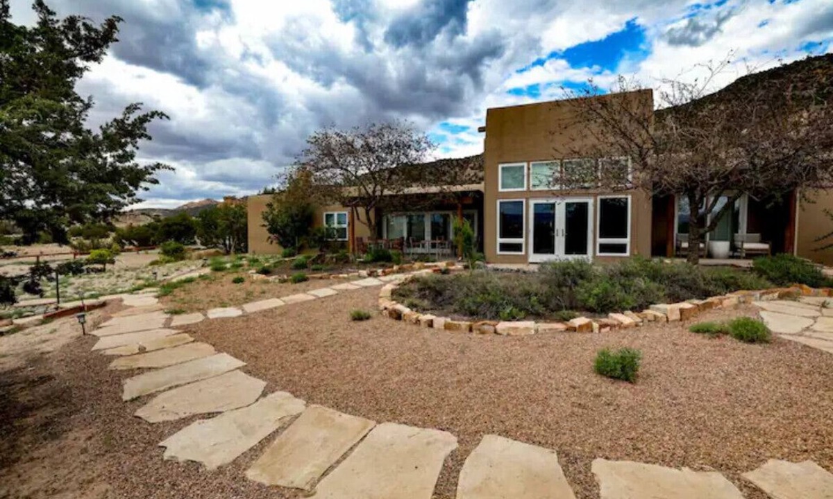 Ojo Caliente Apartment | Peaceful Suite in Desert Inn-Santa Clara King Room