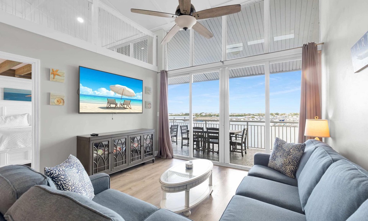Meadows Condo | Penthouse Waterfront Dock Pool Condo Near Duval St